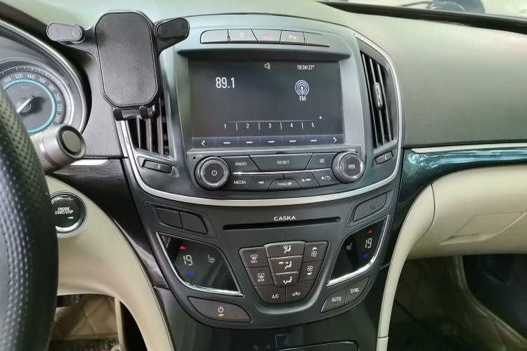 Used Buick Regal 2014 2.0L Elite Fashion Edition Audio And AC Panel
