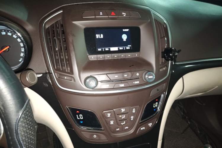 Used Buick Regal 2014 2.0L Leading Fashion Edition Audio And AC Panel