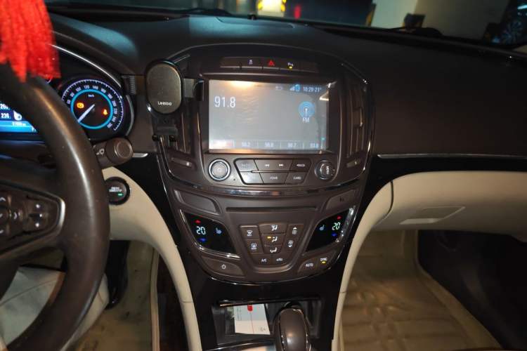 Used Buick Regal 2014 2.0L Elite Fashion Edition Audio And AC Panel