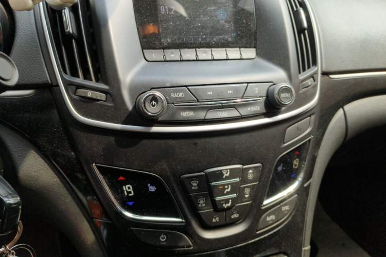 Used Buick Regal 2014 1.6T Fashionable Tech Edition Audio And AC Panel