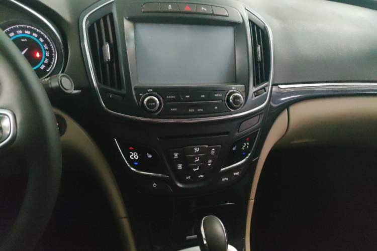 Used Buick Regal 2014 2.0L Elite Fashion Edition Audio And AC Panel