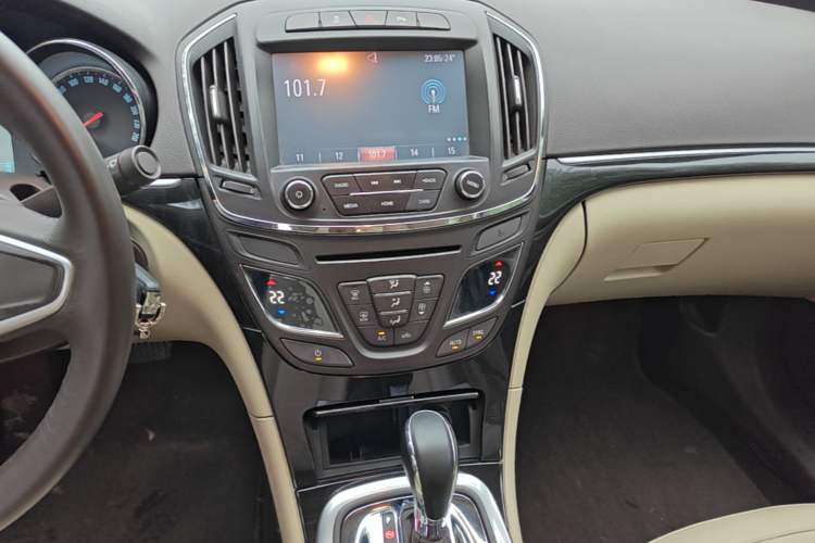 Used Buick Regal 2014 2.0L Leading Fashion Edition Audio And AC Panel