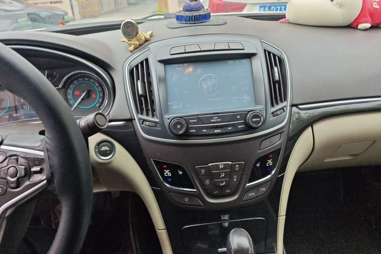 Used Buick Regal 2014 2.0L Elite Fashion Edition Audio And AC Panel