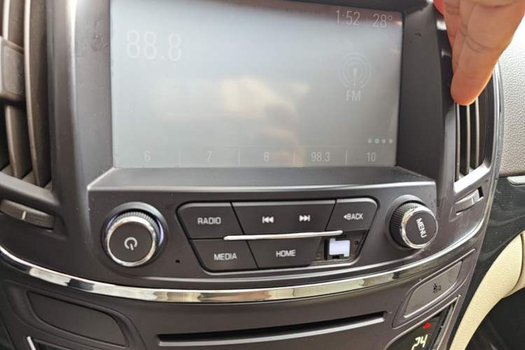 Used Buick Regal 2014 2.0L Leading Fashion Edition Audio And AC Panel