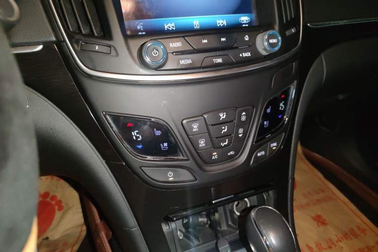 Used Buick Regal 2014 2.4L SIDI Luxury Fashion Edition Audio And AC Panel