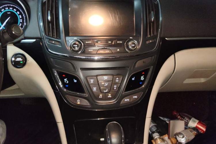 Used Buick Regal 2014 2.0L Elite Fashion Edition Audio And AC Panel