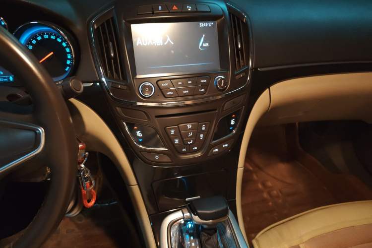 Used Buick Regal 2014 2.0L Leading Fashion Edition Audio And AC Panel
