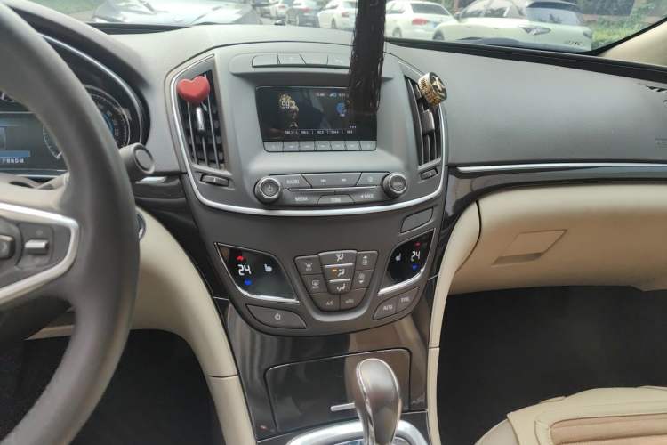 Used Buick Regal 2014 2.0L Elite Fashion Edition Audio And AC Panel