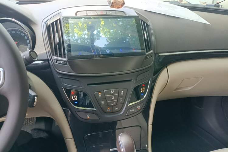 Used Buick Regal 2014 2.0L Leading Fashion Edition Audio And AC Panel