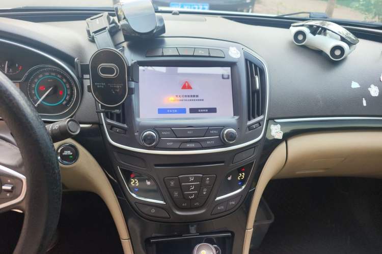 Used Buick Regal 2014 2.0L Elite Fashion Edition Audio And AC Panel