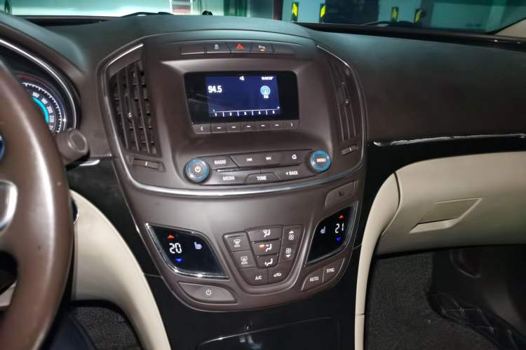 Used Buick Regal 2014 2.0L Elite Fashion Edition Audio And AC Panel