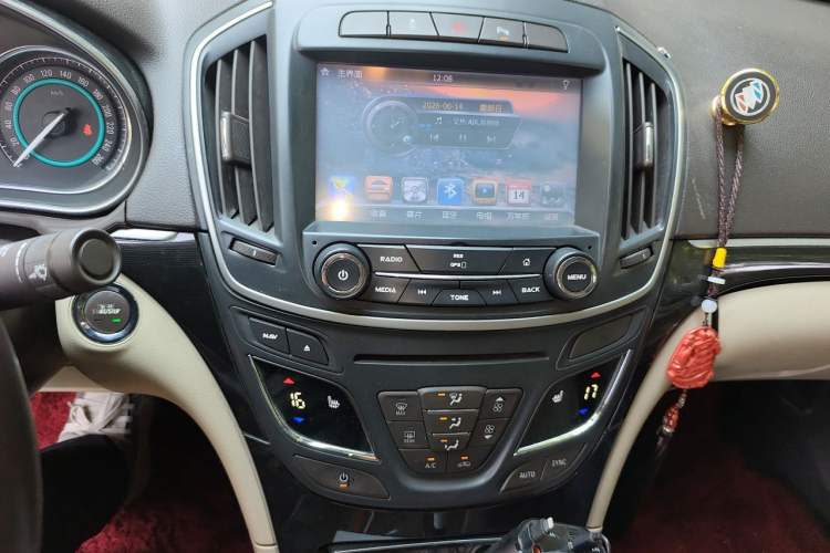 Used Buick Regal 2014 2.0L Elite Fashion Edition Audio And AC Panel