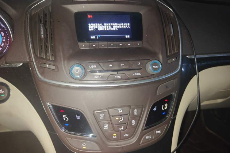 Used Buick Regal 2014 2.0L Elite Fashion Edition Audio And AC Panel