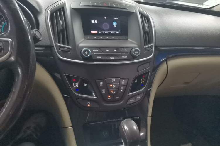 Used Buick Regal 2014 2.0L Elite Fashion Edition Audio And AC Panel