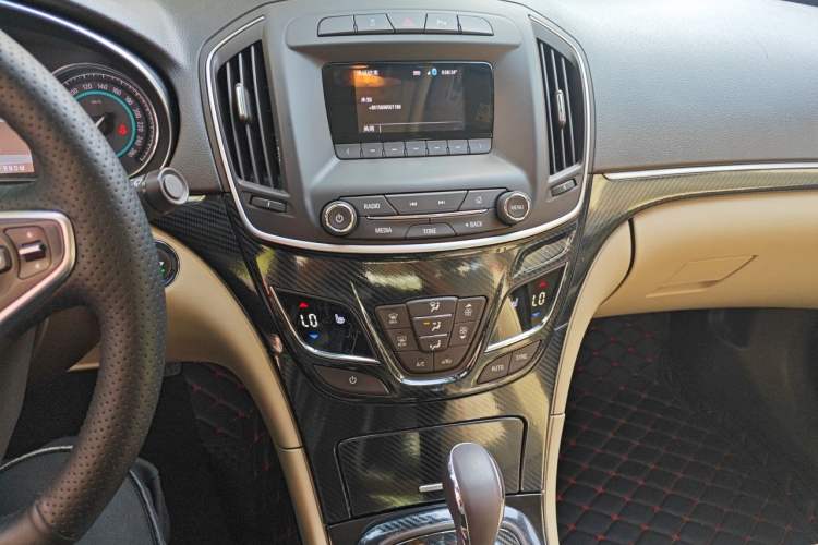 Used Buick Regal 2014 2.0L Elite Fashion Edition Audio And AC Panel