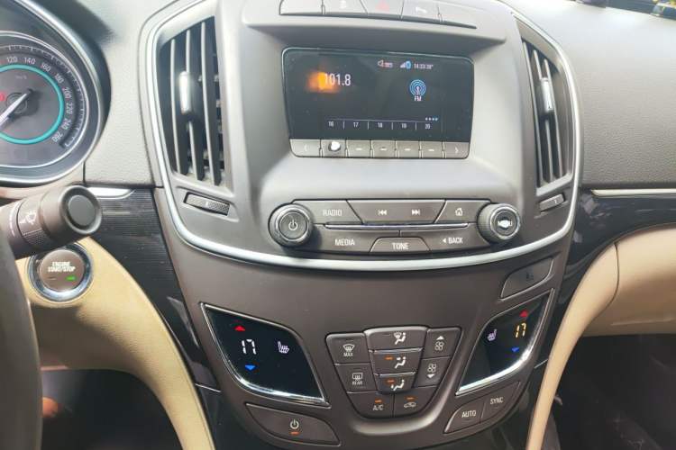 Used Buick Regal 2014 2.0L Elite Fashion Edition Audio And AC Panel