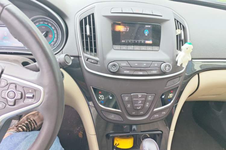 Used Buick Regal 2014 2.0L Elite Fashion Edition Audio And AC Panel
