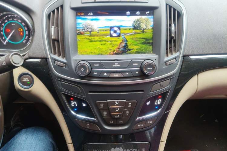 Used Buick Regal 2014 2.0L Elite Fashion Edition Audio And AC Panel