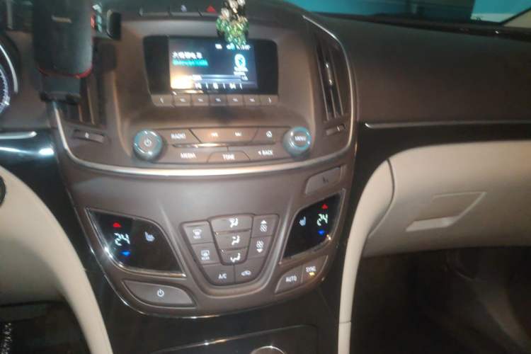 Used Buick Regal 2014 2.0L Elite Fashion Edition Audio And AC Panel