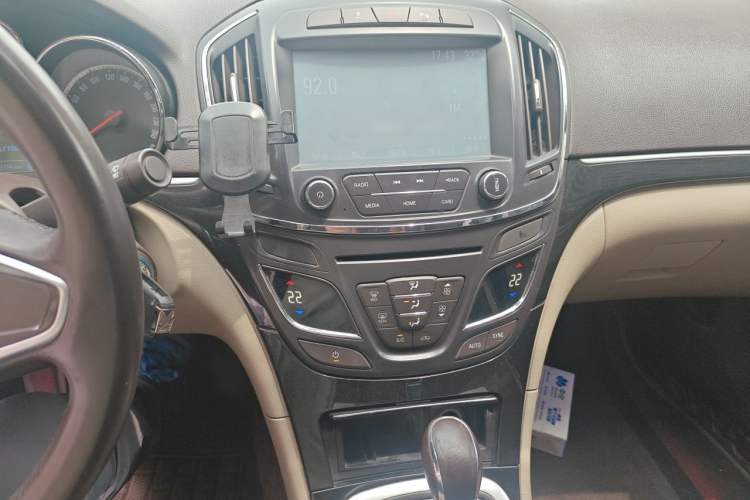 Used Buick Regal 2014 2.0L Leading Fashion Edition Audio And AC Panel