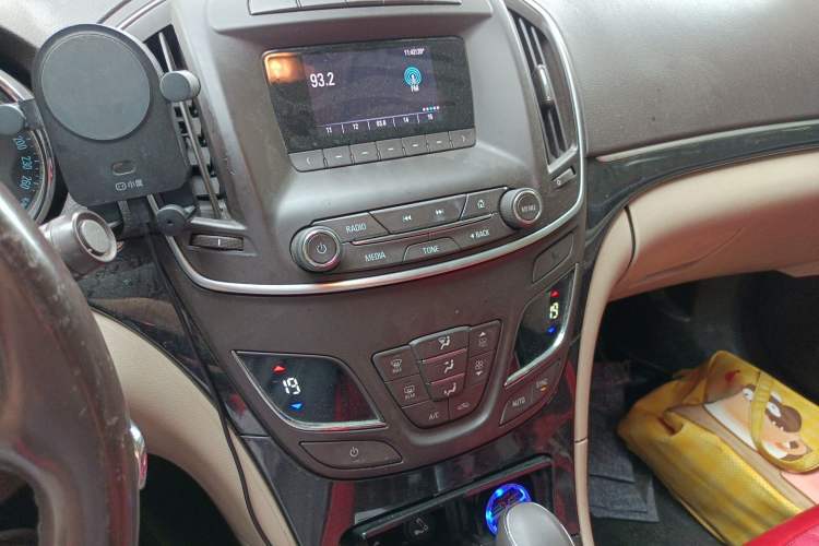 Used Buick Regal 2014 2.0L Leading Fashion Edition Audio And AC Panel