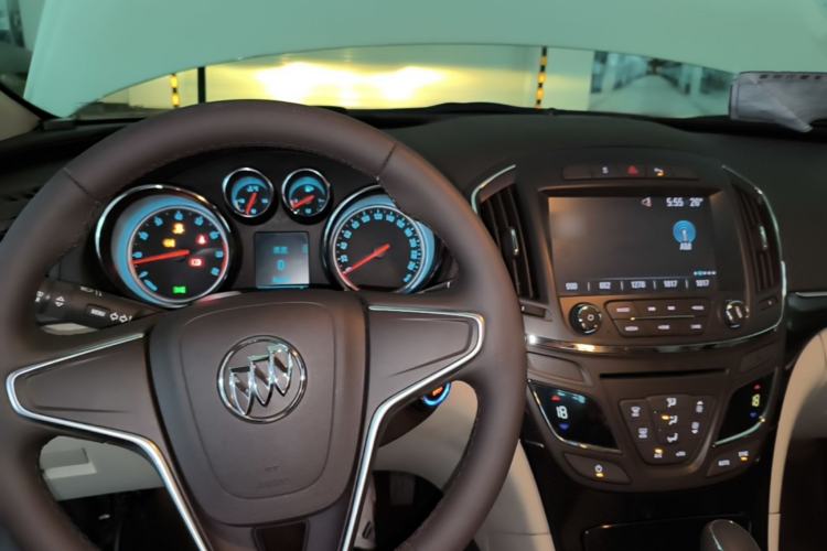 Used Buick Regal 2014 2.0L Leading Fashion Edition Center Console