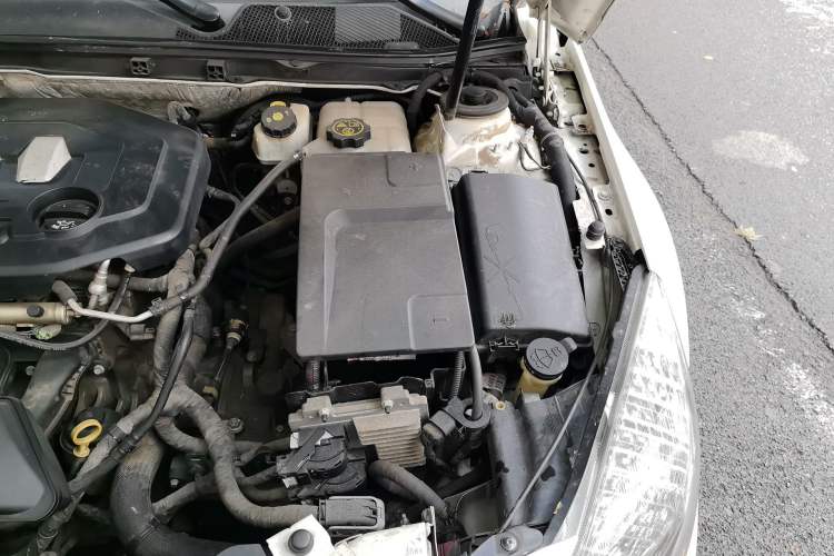 Used Buick Regal 2014 2.0L Elite Fashion Edition Engine Bay Left
