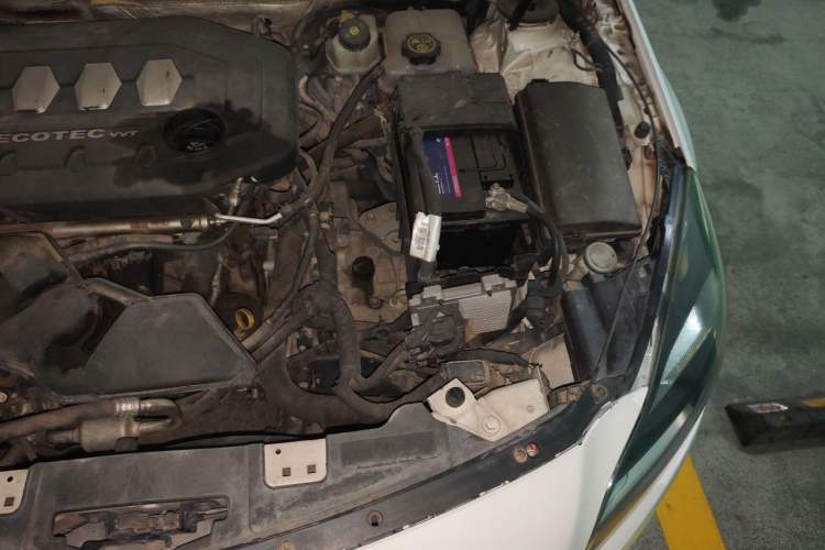 Used Buick Regal 2014 2.0L Elite Fashion Edition Engine Bay Left