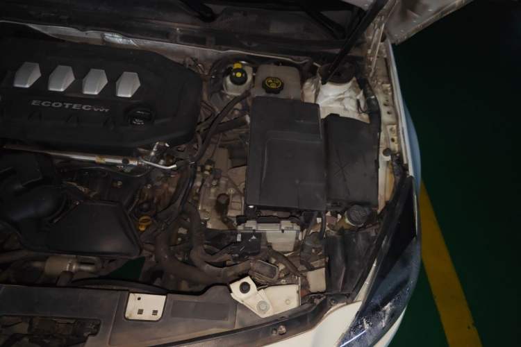 Used Buick Regal 2014 2.0L Elite Fashion Edition Engine Bay Left