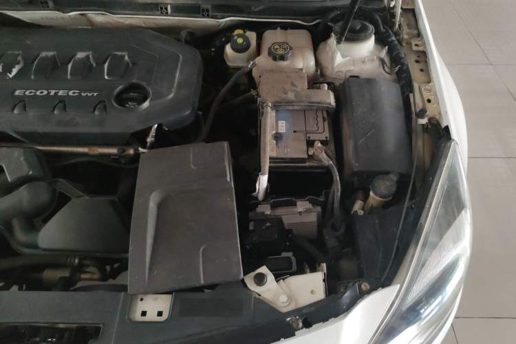 Used Buick Regal 2014 2.0L Elite Fashion Edition Engine Bay Left