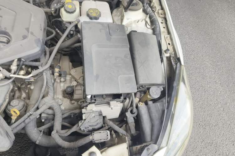 Used Buick Regal 2014 2.0L Elite Fashion Edition Engine Bay Left