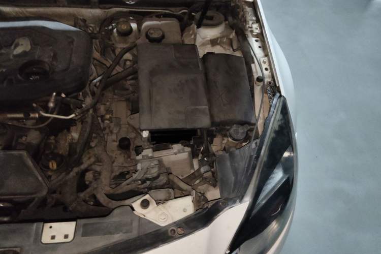 Used Buick Regal 2014 2.0L Elite Fashion Edition Engine Bay Left