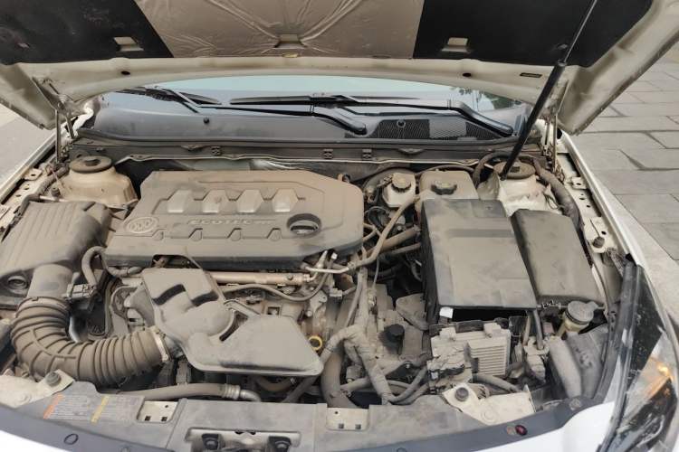 Used Buick Regal 2014 2.0L Elite Fashion Edition Engine Bay Left