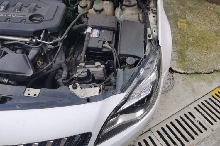 Used Buick Regal 2014 2.0L Elite Fashion Edition Engine Bay Left