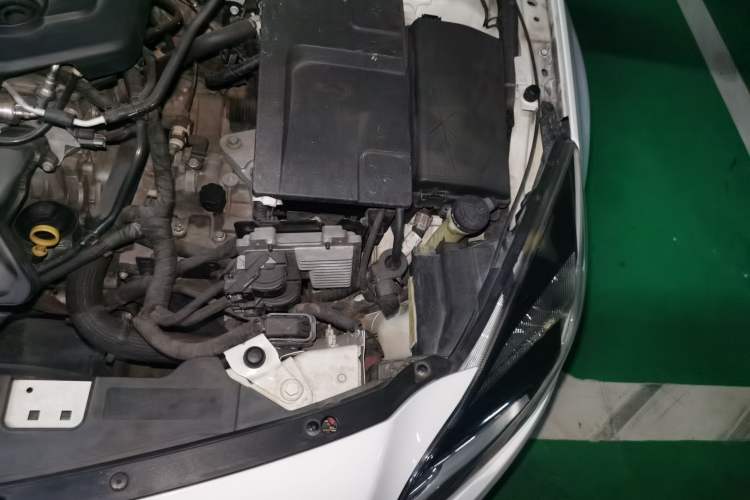 Used Buick Regal 2014 2.0L Elite Fashion Edition Engine Bay Left