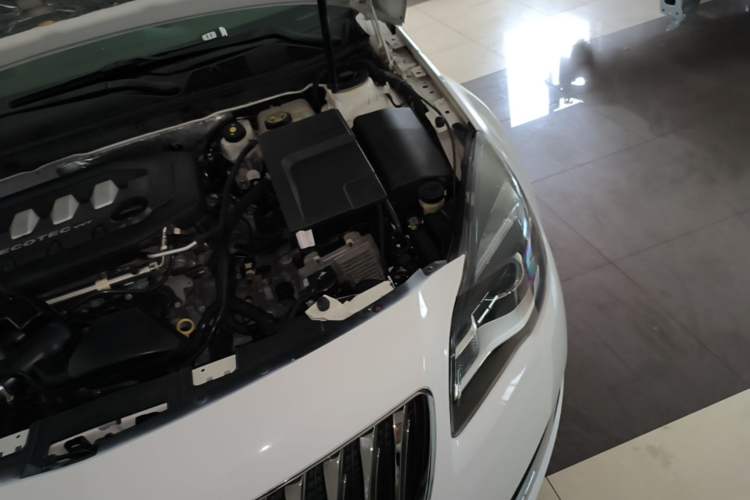 Used Buick Regal 2014 2.0L Leading Fashion Edition Engine Bay Left