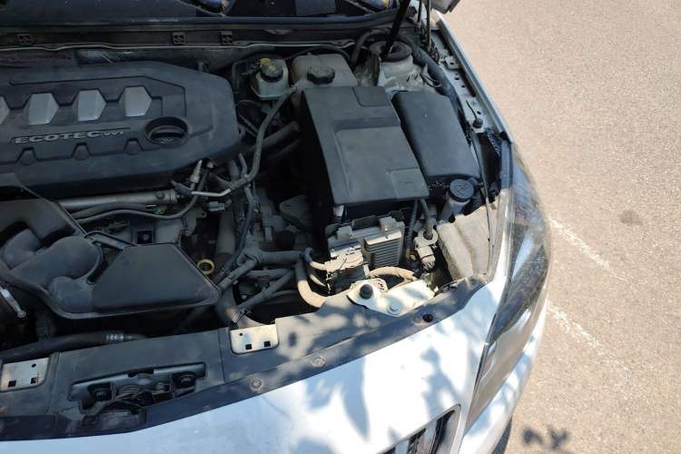 Used Buick Regal 2014 2.0L Elite Fashion Edition Engine Bay Left