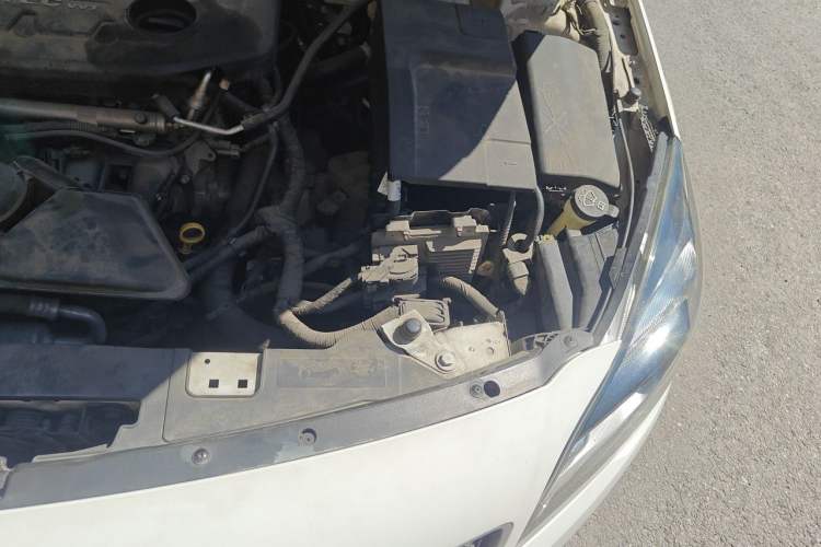 Used Buick Regal 2014 2.0L Elite Fashion Edition Engine Bay Left