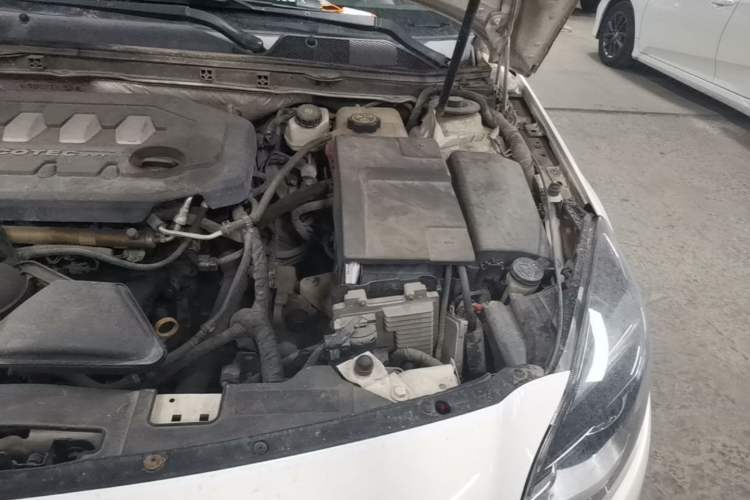 Used Buick Regal 2014 2.0L Elite Fashion Edition Engine Bay Left