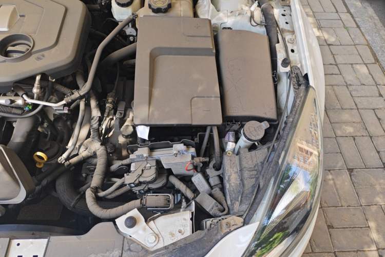 Used Buick Regal 2014 2.0L Elite Fashion Edition Engine Bay Left