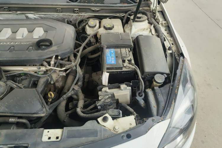 Used Buick Regal 2014 2.0L Elite Fashion Edition Engine Bay Left