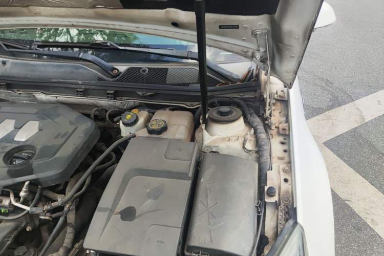 Used Buick Regal 2014 2.0L Elite Fashion Edition Engine Bay Left