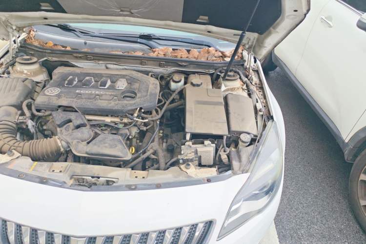 Used Buick Regal 2014 2.0L Elite Fashion Edition Engine Bay Left