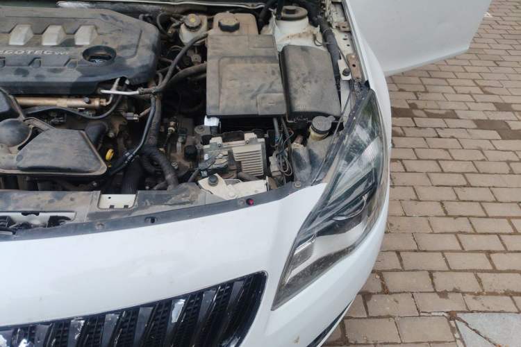 Used Buick Regal 2014 2.0L Elite Fashion Edition Engine Bay Left
