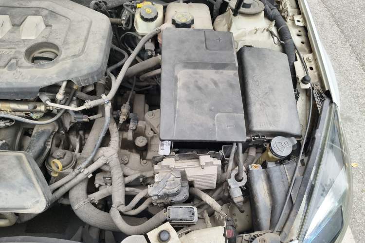 Used Buick Regal 2014 2.0L Elite Fashion Edition Engine Bay Left