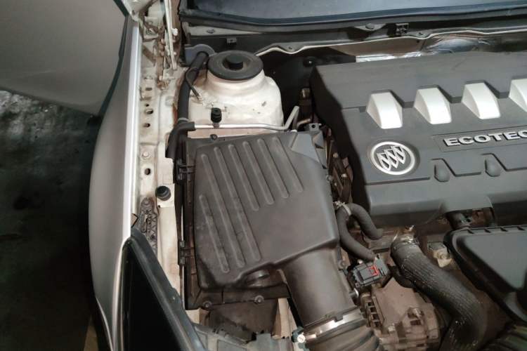 Used Buick Regal 2014 2.4L SIDI Luxury Fashion Edition Engine Bay Right