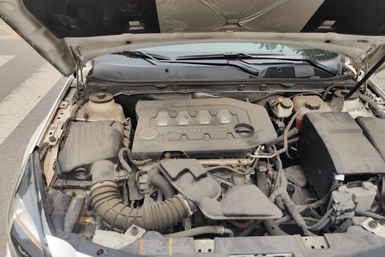 Used Buick Regal 2014 2.0L Elite Fashion Edition Engine Bay Right