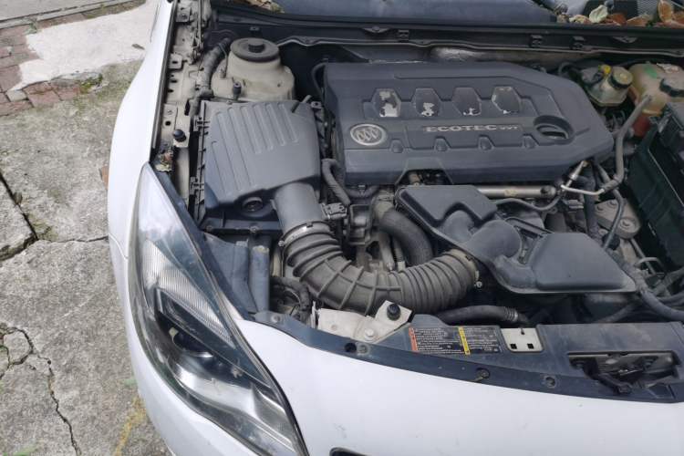 Used Buick Regal 2014 2.0L Elite Fashion Edition Engine Bay Right