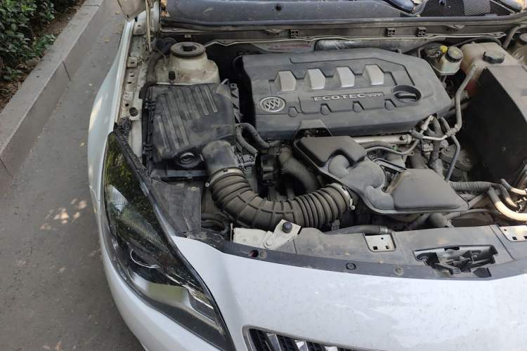 Used Buick Regal 2014 2.0L Elite Fashion Edition Engine Bay Right
