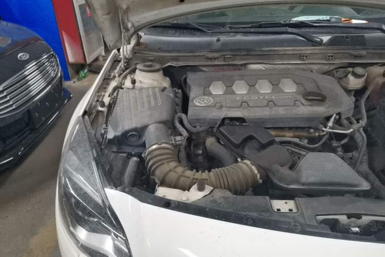 Used Buick Regal 2014 2.0L Elite Fashion Edition Engine Bay Right